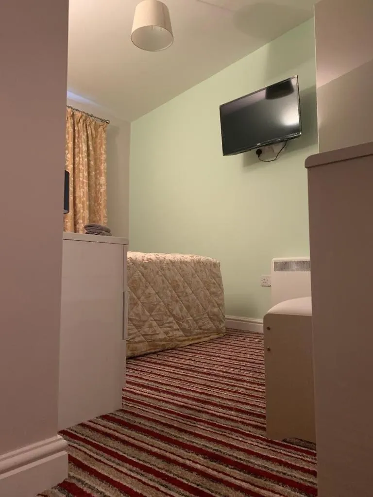 2 Double Bedroom Flat In The Heart Of 첼튼엄