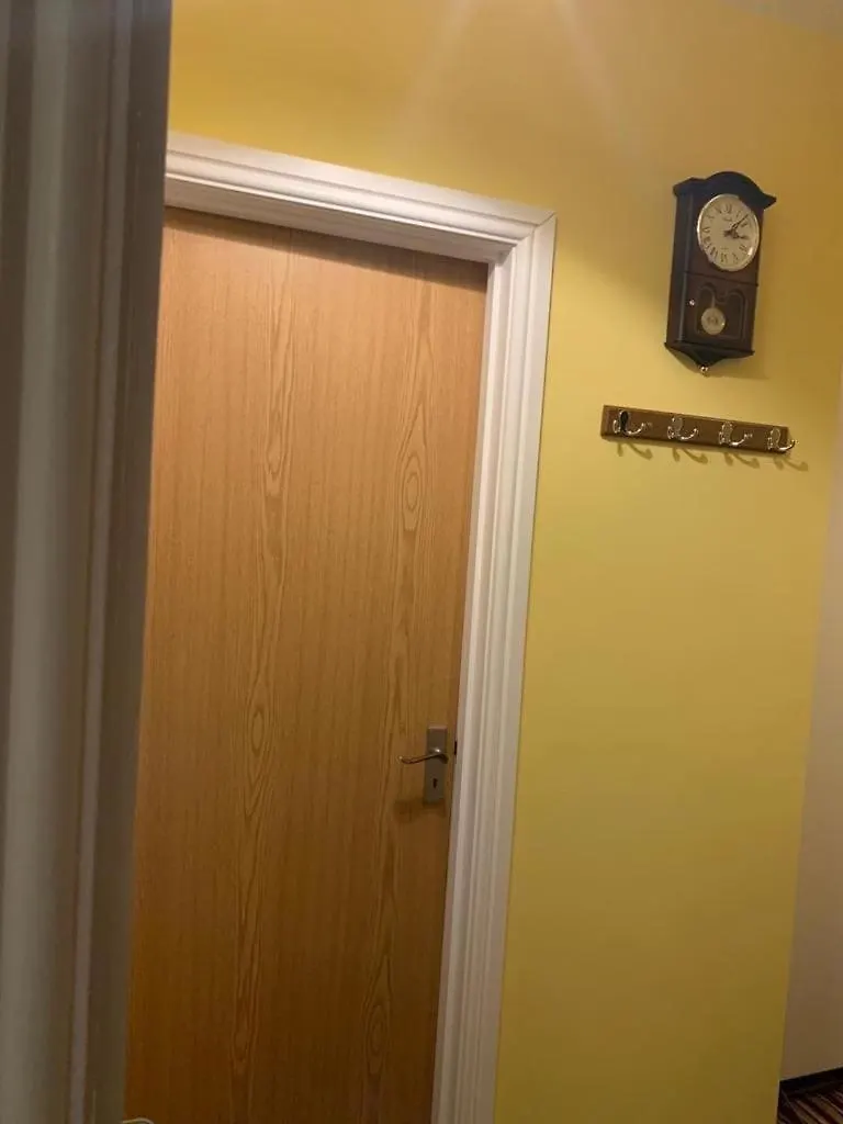 2 Double Bedroom Flat In The Heart Of 첼튼엄