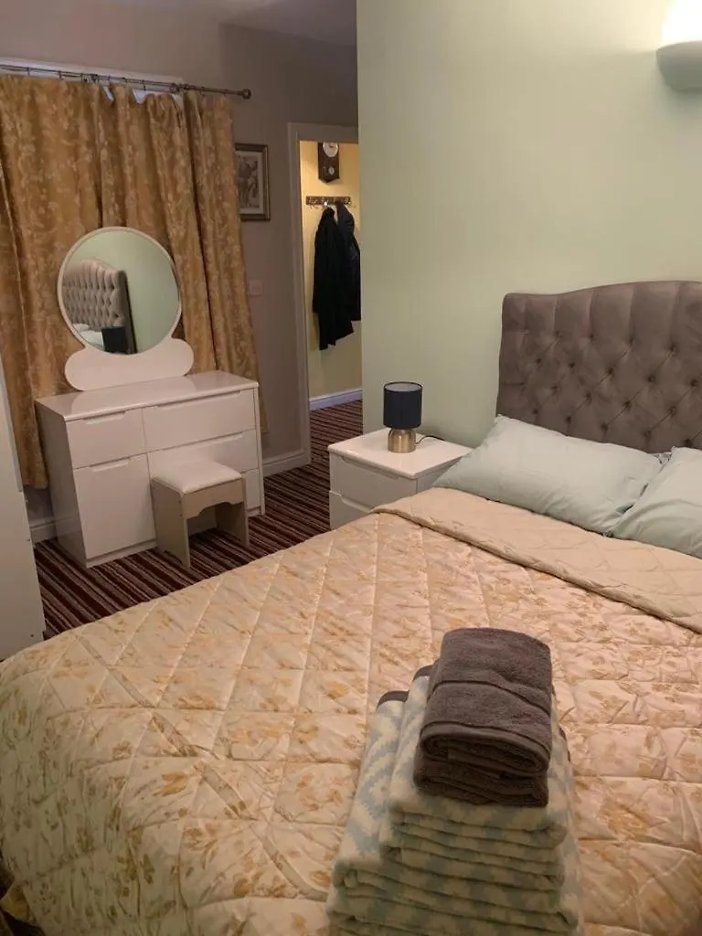 2 Double Bedroom Flat In The Heart Of Cheltenham 0*,  United Kingdom