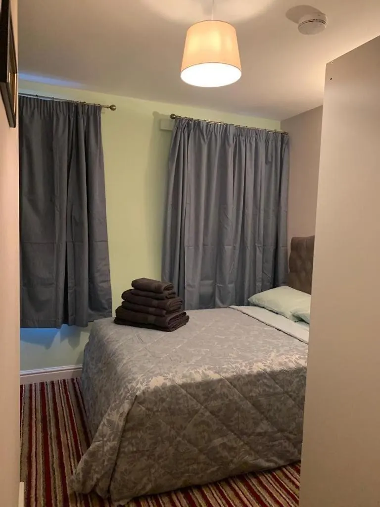 2 Double Bedroom Flat In The Heart Of Cheltenham Apartment